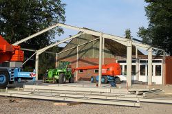 Der Bau der neuen Halle läuft auf vollen Touren